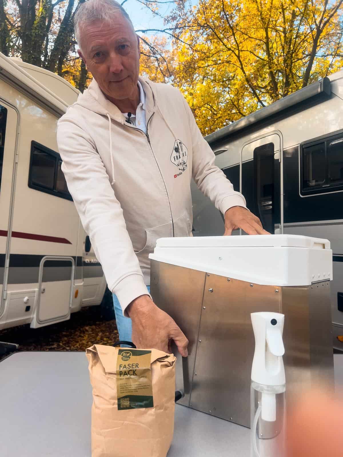 3-blickwinkel-drehtag-biotioo Frank zieht an der BioTioo den Behälter heraus
