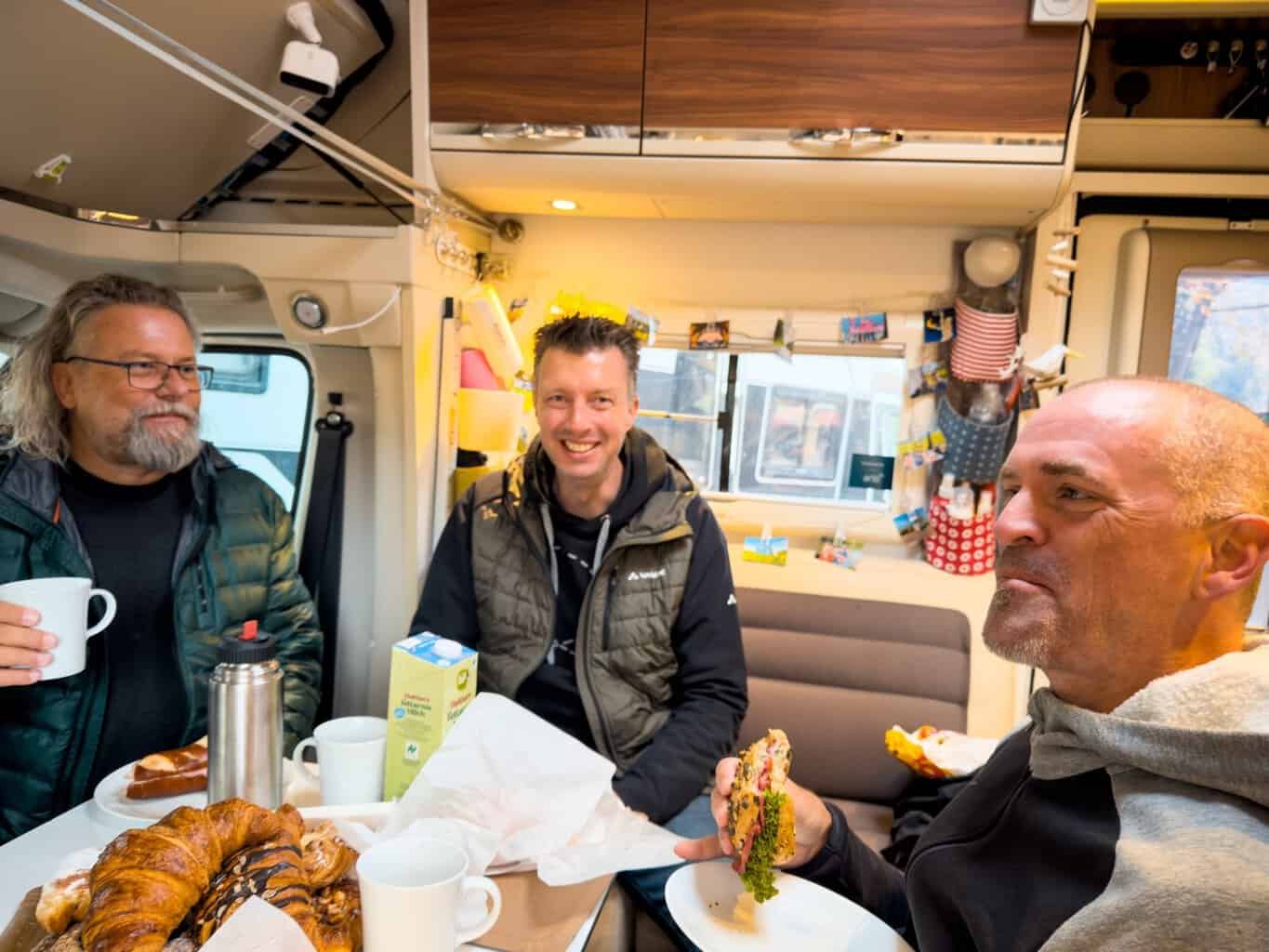 3-blickwinkel-drehtag-fruehstueck-im-wohnmobil Roland, Flo und Frank beim Frühstück im Wohnmobil