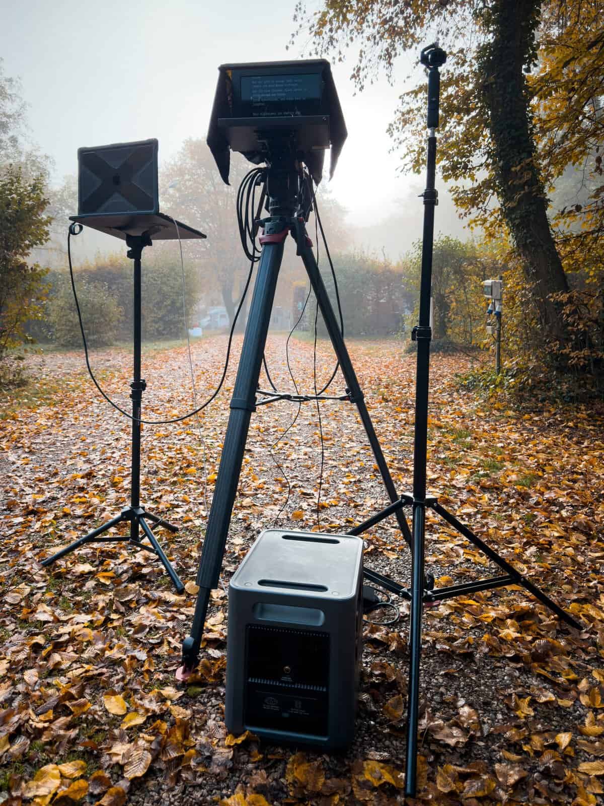 3-blickwinkel-drehtag-stative-im-nebel Stative und Licht auf dem Campingplatz im Herbstnebel