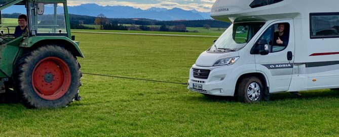 , Abschleppseil Auto Wohnmobil in Wiese versunken mit Traktor rausgezogen