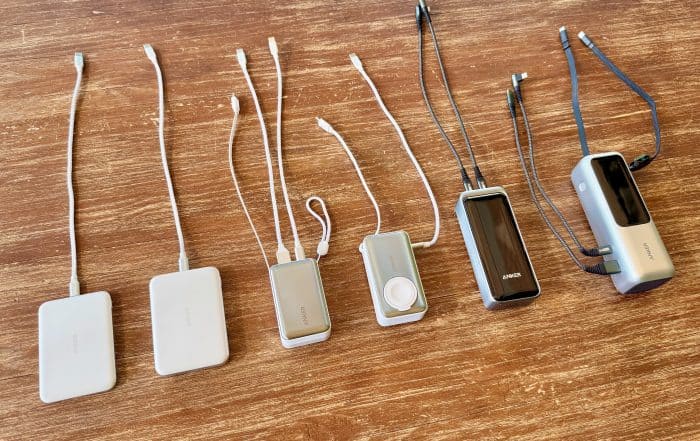 Sechs Anker-Powerbanks nebeneinander mit angeschlossenen Kabeln, darunter zwei Modelle mit Magsafe