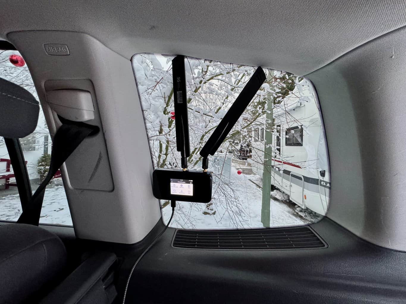 Ansteck Antenne mit Klebepad im Auto befestigen , Ansteck Antenne mit Klebepad im Auto befestigen