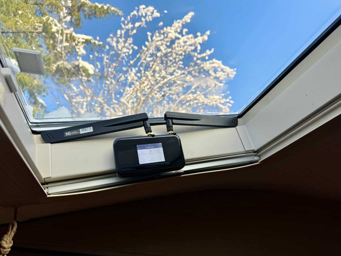 4 Klebe-, Ansteck-, Saugnapf- und Magnet-Antennen im Test und Vergleich, Ansteck Antenne und Internet Router mit ZTE MU5001 selbstklebende Wandhaken am Wohnmobil Dachfenster