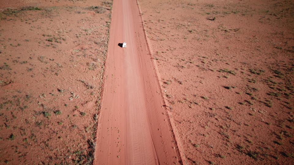 Auto-Einsam-Outback-Wueste-Strasse