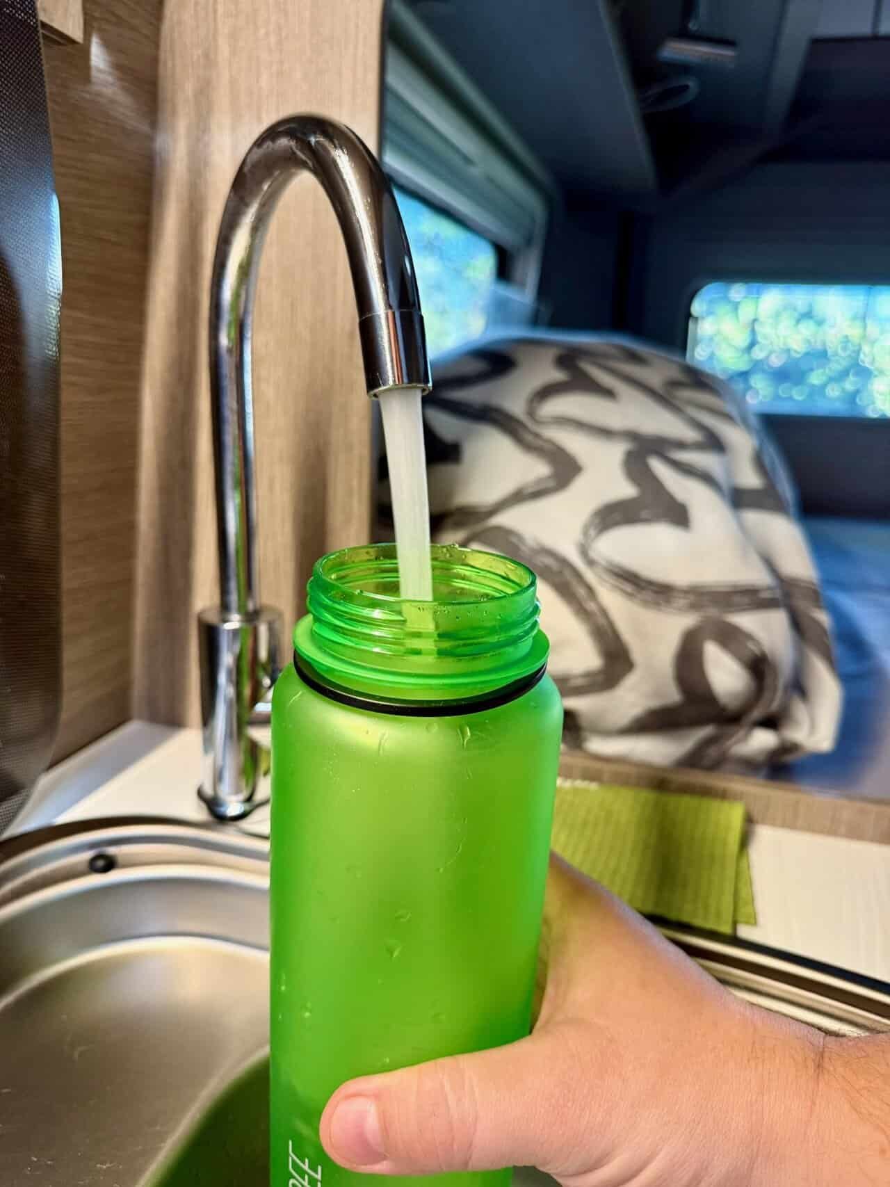 , Befuellen einer Trinkflasche