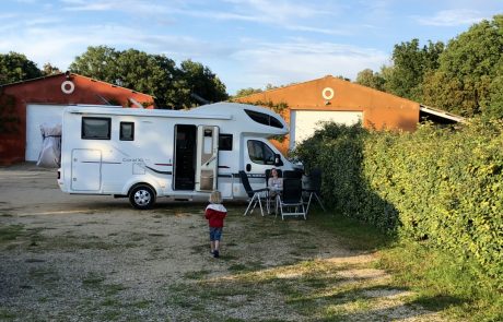Wohnmobil auf einem Weingut-Stellplatz in Bonnieux, Kind läuft vor dem Fahrzeug