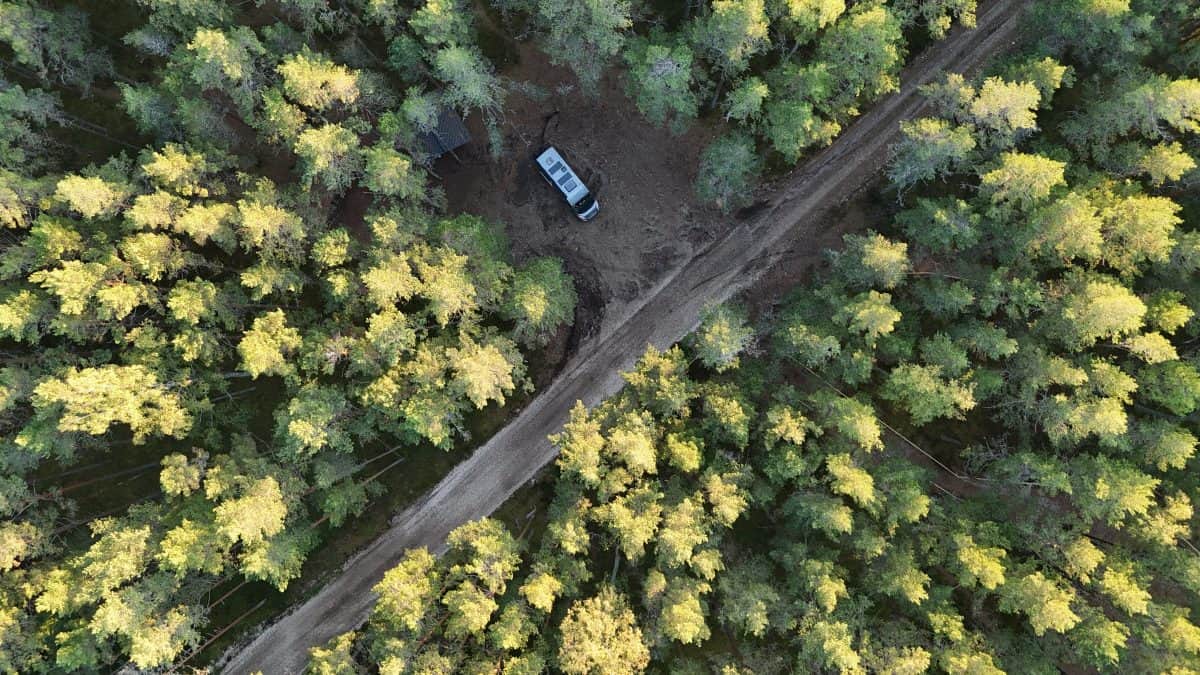Wohnmobil allein im Wald, Luftaufnahme