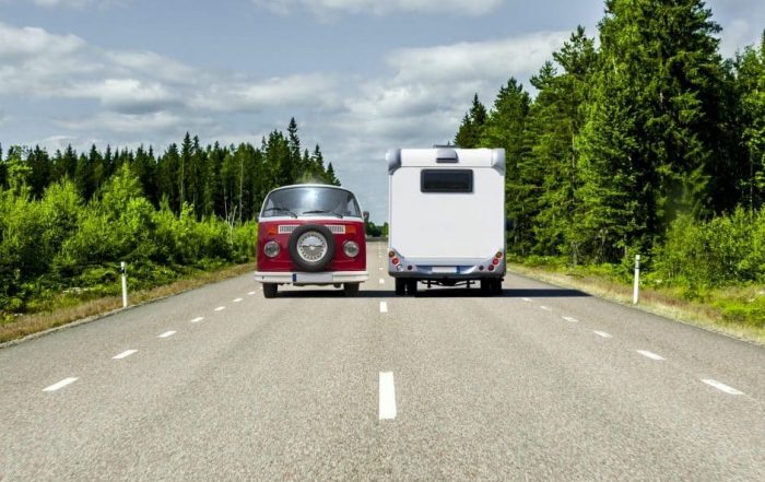 Campervan_Wohnmobil_Strasse_Wald