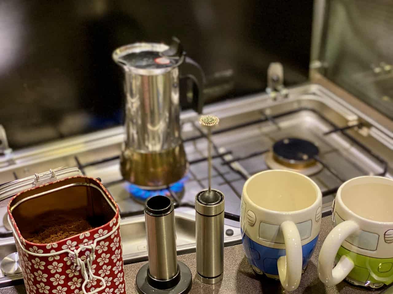 Camping-und-Kaffee-aus-der-Bialetti-Venus-Adhoc-Rapido-Milchaufschäumer-Espressopulver