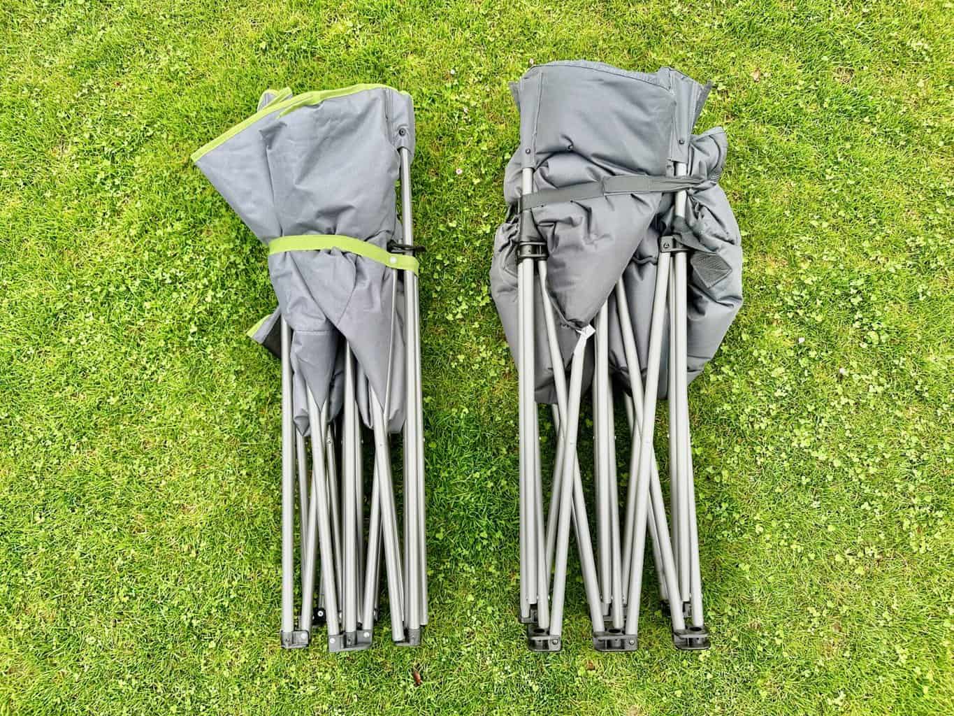 Campingcouch Berger Faltsofa Relax Double und OUTWELL Relaxsofa Sardis Lake zusammengeklappt Zwei zusammengefaltete Campingsofas in grauen Hüllen auf dem Rasen