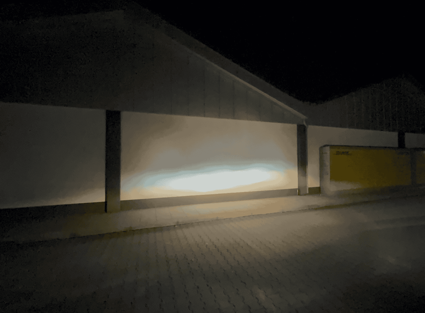 , Der Vergleich normales H7 Halogen Abblendlicht unten und modernes H7 LED Fernlicht oben 2800