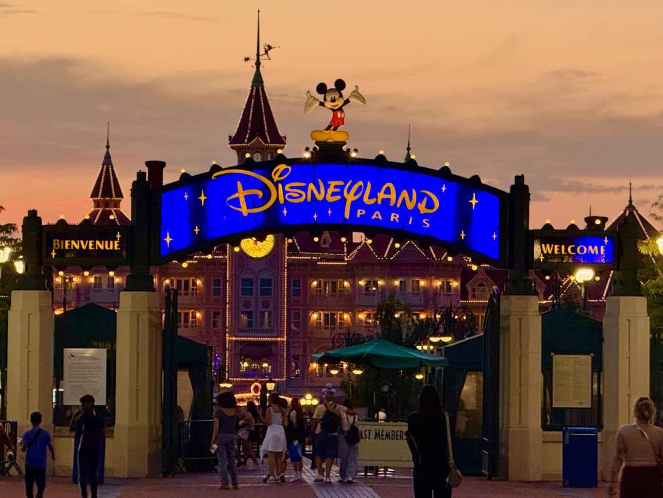 , Disneyland Paris Eingang bei Nacht