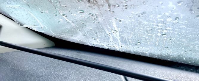 Entfeuchter-Wohnmobil-Wohnwagen-Kondensierte-Feuchtigkeit-am-Morgen-an-der-Scheibe