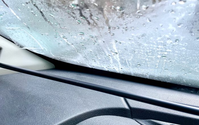 Entfeuchter-Wohnmobil-Wohnwagen-Kondensierte-Feuchtigkeit-am-Morgen-an-der-Scheibe
