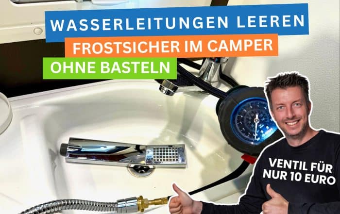Kompressor am Duschschlauch im Camperbad, daneben Flo mit erhobenen Daumen und der Aufschrift Wasserleitungen leeren, frostsicher im Camper, ohne Basteln
