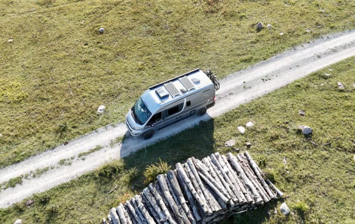 Weißes Wohnmobil auf einer Landstraße, Titelbild zum Thema Fahrkomfort durch den richtigen Reifendruck