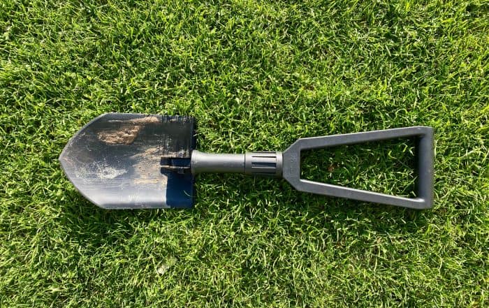 Fiskars-Klappspaten-Schneeschaufel-Spielzeug-aufgeklappt