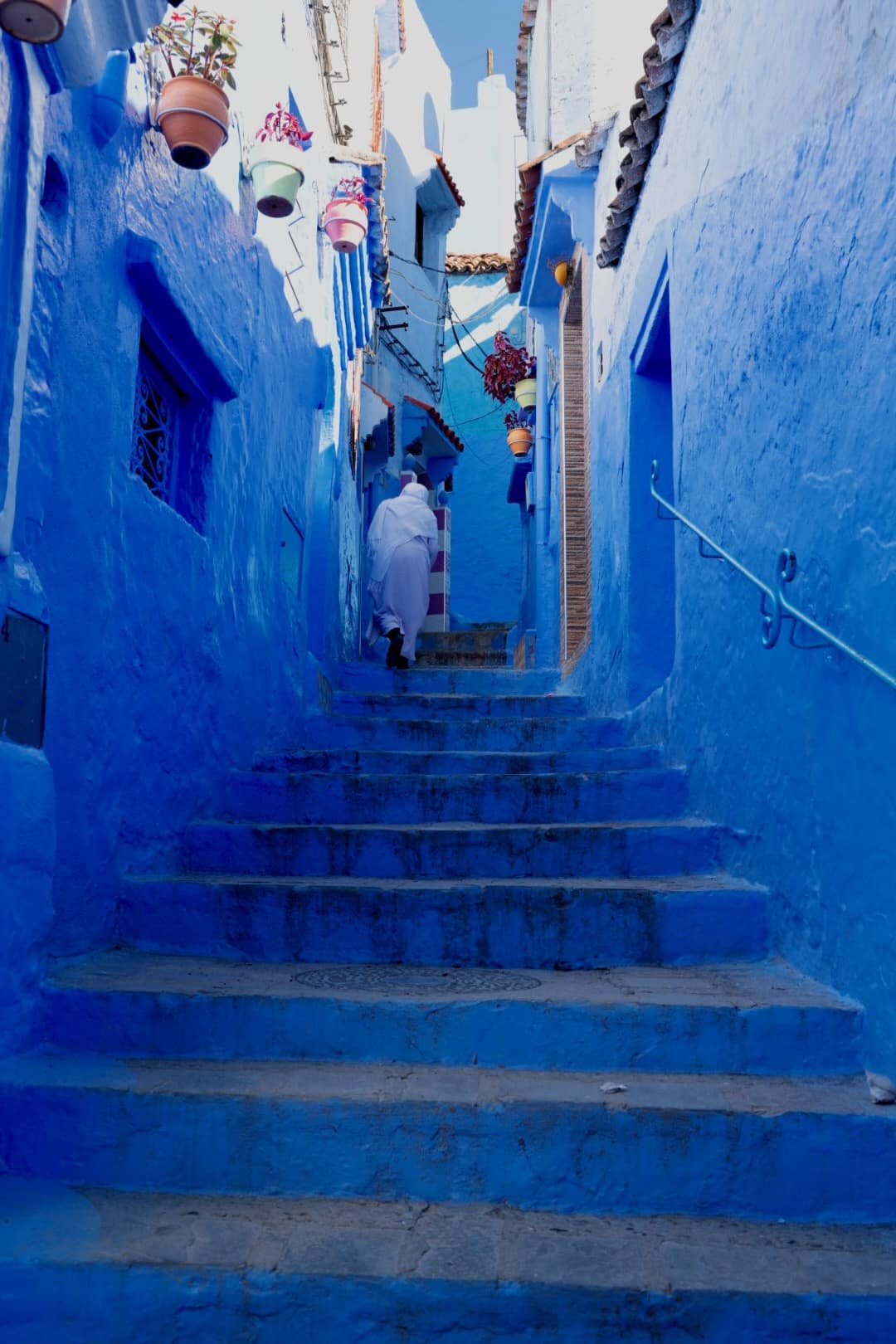 Frau von hinten in Chefchaouen , Frau von hinten in Chefchaouen