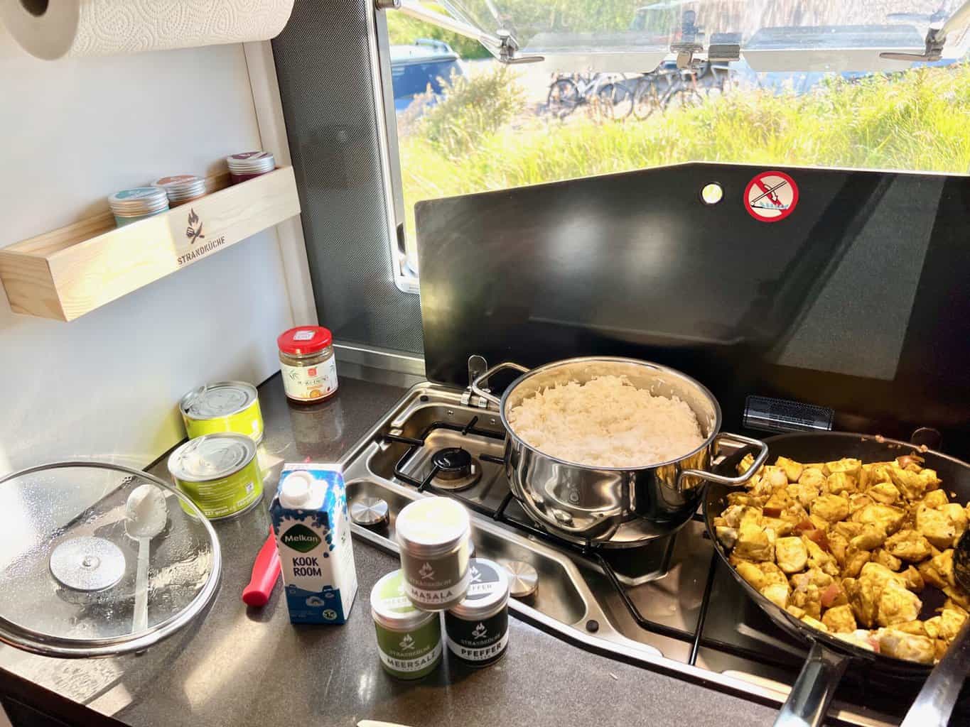 Gewürze Strandküche Masala Kräuter Meersalz Pfeffer in der Wohnmobil Küche , Gewürze Strandküche Masala Kräuter Meersalz Pfeffer in der Wohnmobil Küche