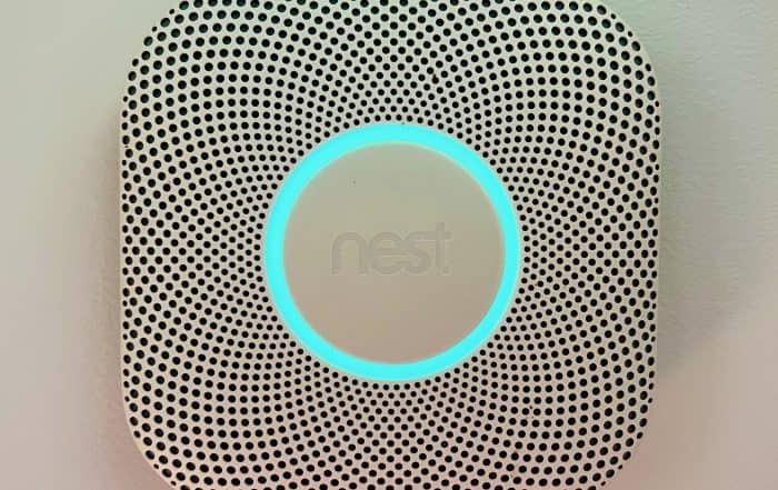 Google Nest Protect Rauch- und CO-Melder an der Decke, der Leuchtring leuchtet türkis