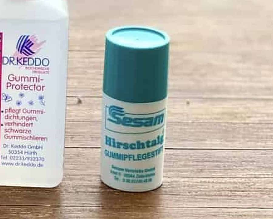 Hirschtalg Gummipflegestift auf Holztisch, daneben Dr. Keddo Protectolan