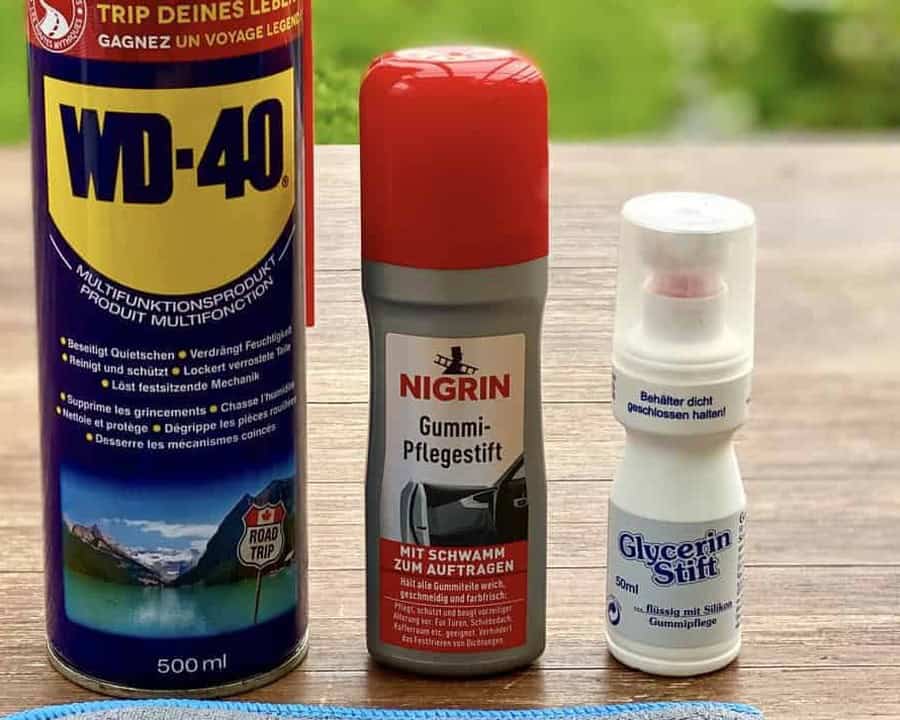 Nigrin Gummi-Pflegestift mit Schwamm auf Holztisch, daneben WD-40 und Glycerin-Stift