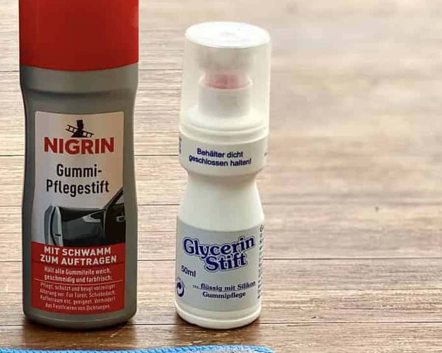 Glycerin-Stift 50 ml flüssig mit Silikon auf Holztisch, daneben Nigrin Gummi-Pflegestift
