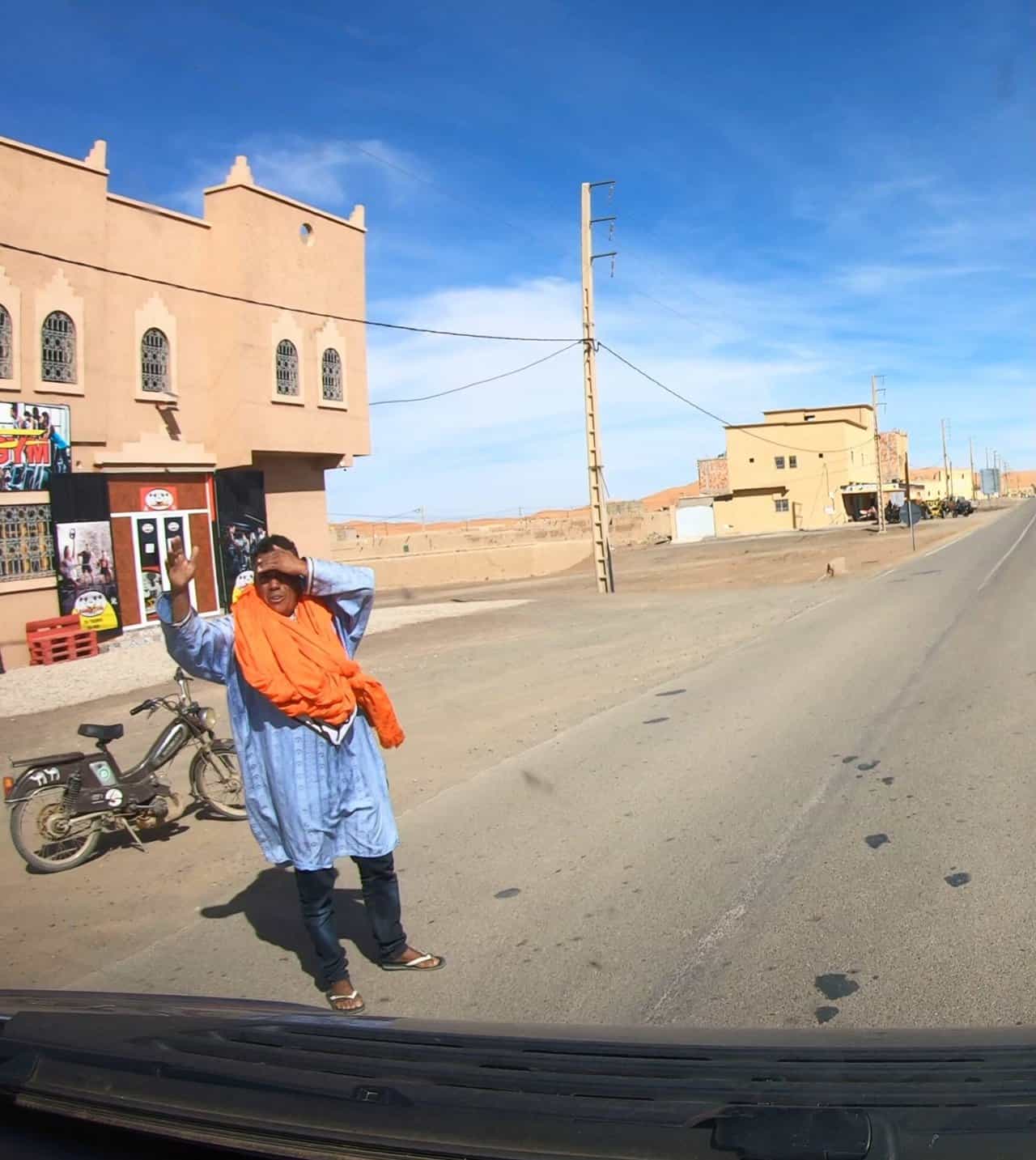 Hassan winkt am Strassenrand , Hassan winkt am Strassenrand