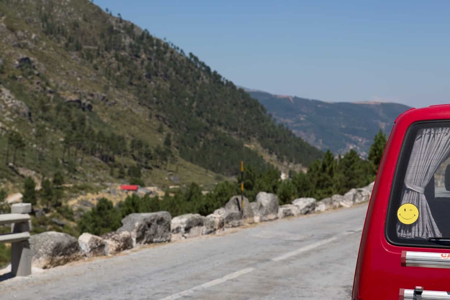 Heckscheibe vor Bergpanorama , Heckscheibe vor Bergpanorama