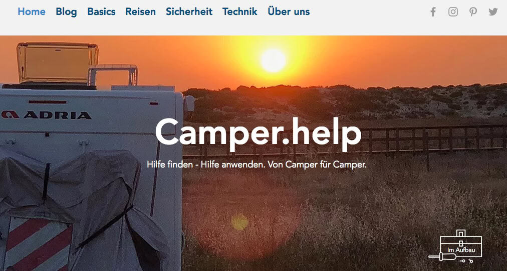 Home-camper-help-14-September-2018 Startseite von camper.help im September 2018, blaue Menüleiste über einem Foto vom Adria-Wohnwagen im Sonnenuntergang mit dem Schriftzug Camper.help