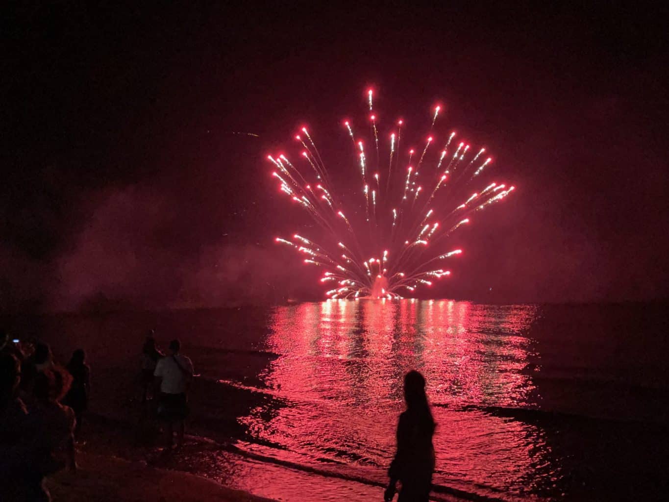 Italien-Ferragosto-Feuerwerk-auf-der-Meer
