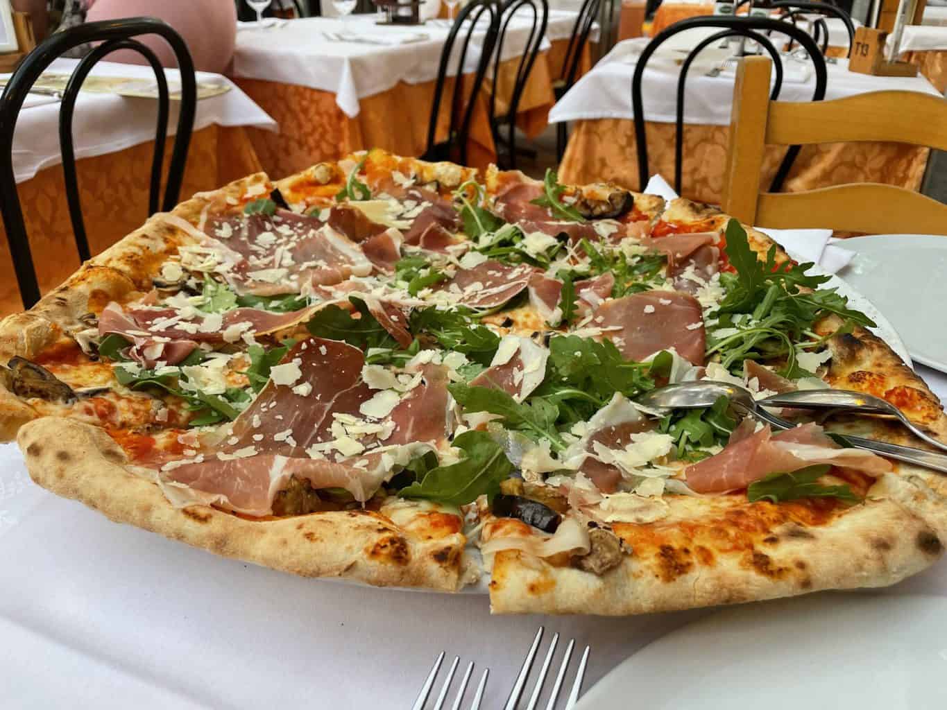 Italien-Milano-Marittima-grosse-Pizza-fuer-2