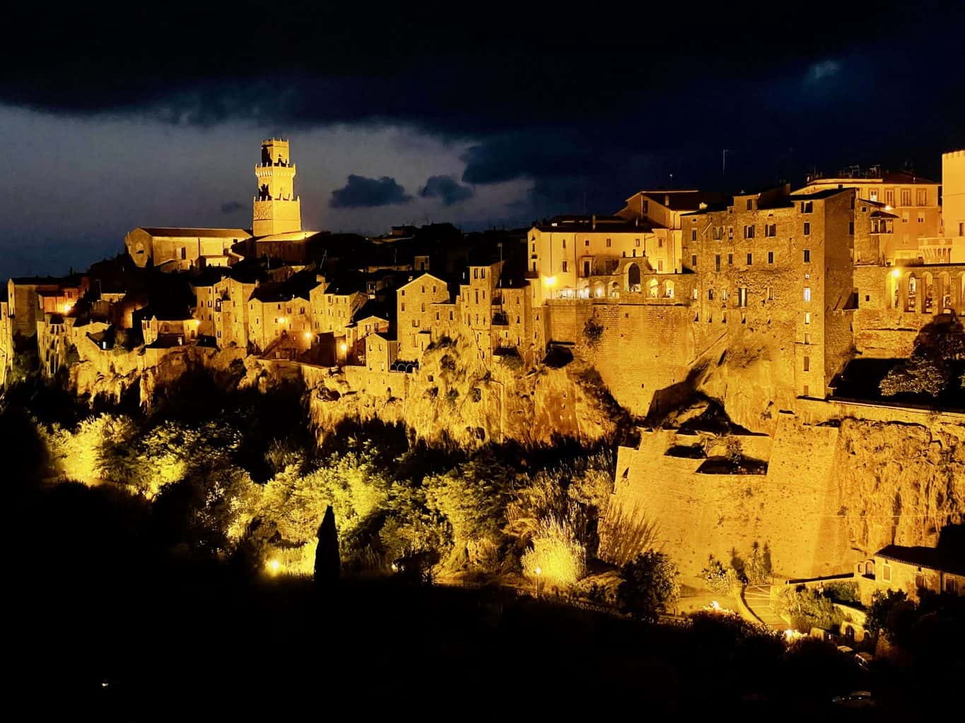 Italien-Pitiglano-Stadtmauer-bei-Nacht