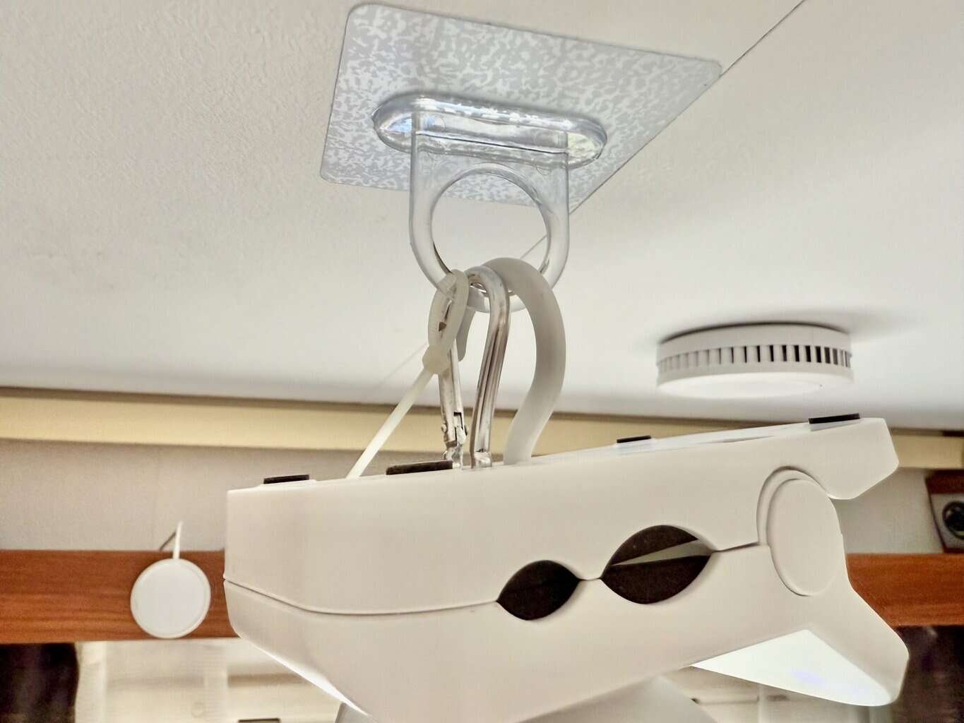 Klebehaken Kabelbinder entkoppeln Schwingungen deutlich , Klebehaken Kabelbinder entkoppeln Schwingungen deutlich