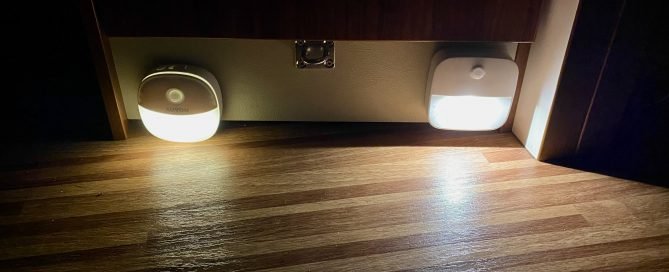 LED-Nachtlicht-eufy-auvon-Vergleich-am-Fussboden-Seitlich