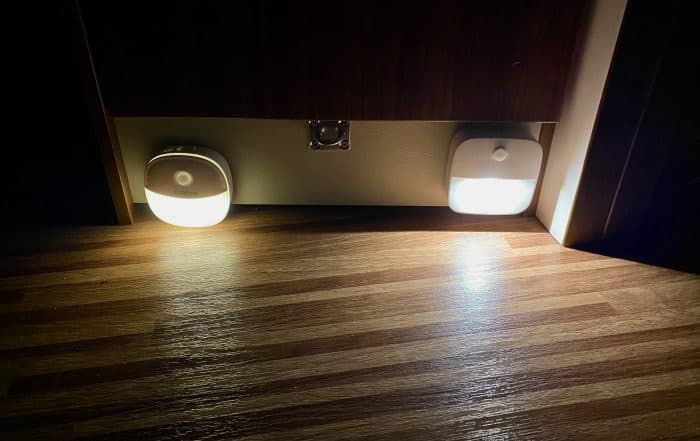 LED-Nachtlicht-eufy-auvon-Vergleich-am-Fussboden-Seitlich