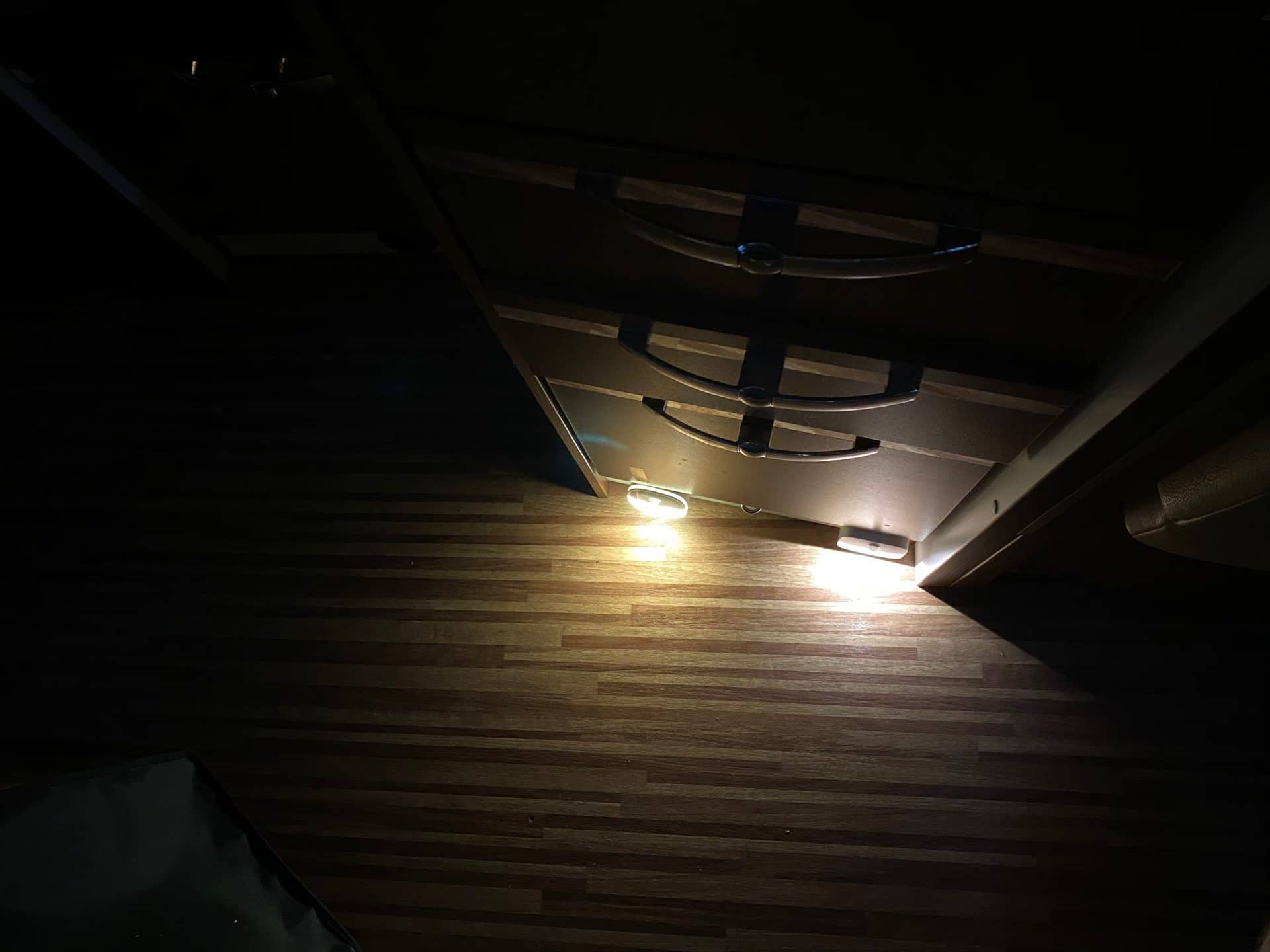 LED-Nachtlicht-eufy-auvon-beiden-im-Vergleich-am-Fussboden