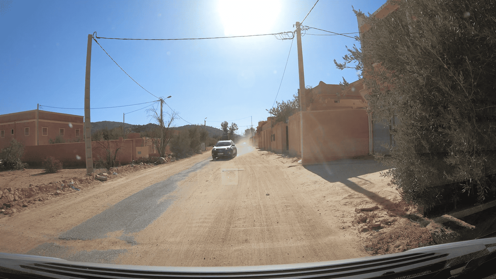 Marokko Dorfstrasse Asphalt fehlt Gegenverkehr , Marokko Dorfstrasse Asphalt fehlt Gegenverkehr