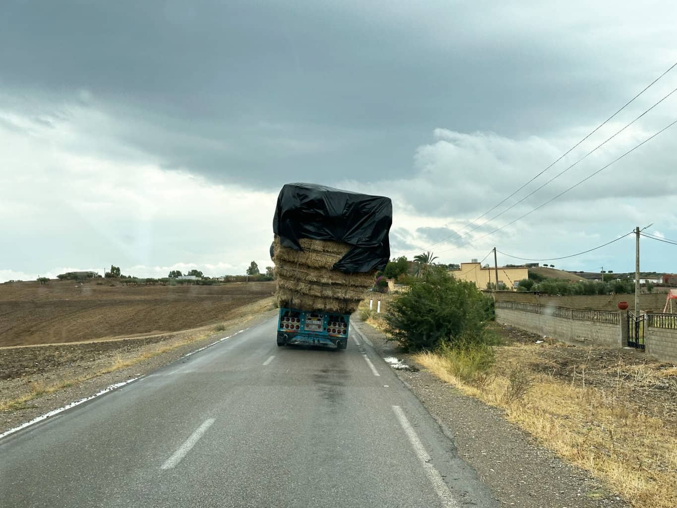 Marokko LKW ueberladen schief Stroh , Marokko LKW ueberladen schief Stroh