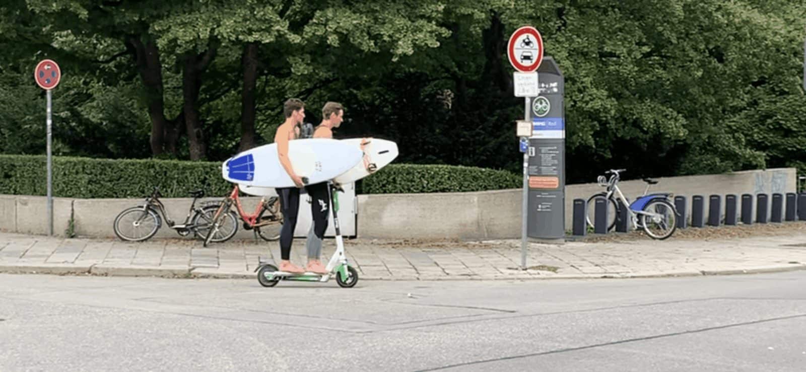 München_Englischer_Garten_2_Surfer_2_Surfbretter_1_E-Scooter München_Englischer_Garten_2_Surfer_2_Surfbretter_1_E-Scooter