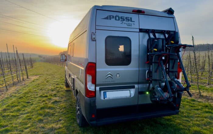 Pössl Kastenwagen mit PUSHrack E-Scooter Träger im Sonnenuntergang