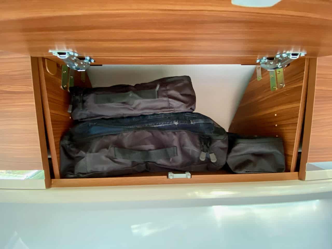 Packtaschen-Kompressiontaschen-Kleidung-Packwürfel-im-Kleiderfach-Kleiderschrank-im-Wohnmobil
