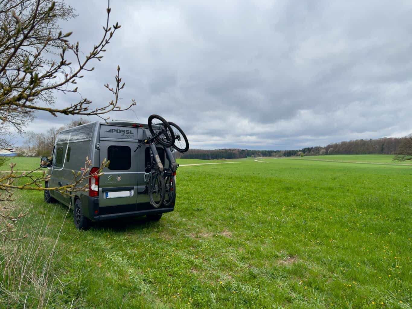 , Pushrack Titelbild Camper auf Wiese