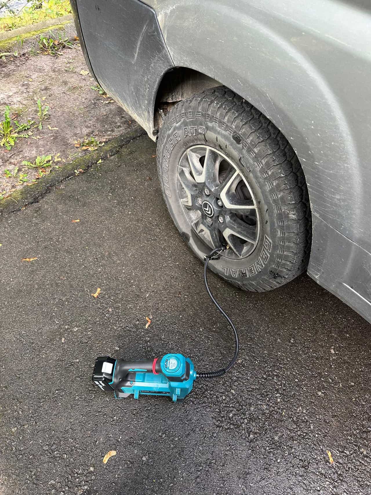 Reifen befuellen mit Makita Kompressor , Reifen befuellen mit Makita Kompressor