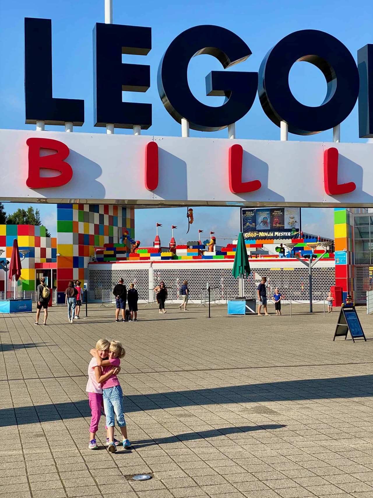Reise-Wohnmobil-Daenemark-Billund-Legoland-Haupteingang