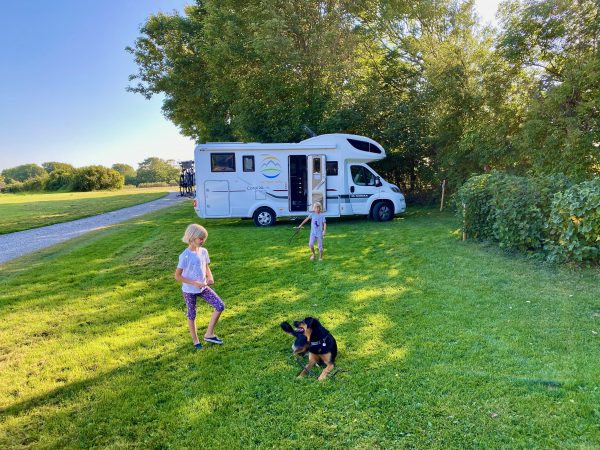 Reise-Wohnmobil-Daenemark-Kastrup-Kirkegaard-Meine-Kids-und-der-Hund-Bamse