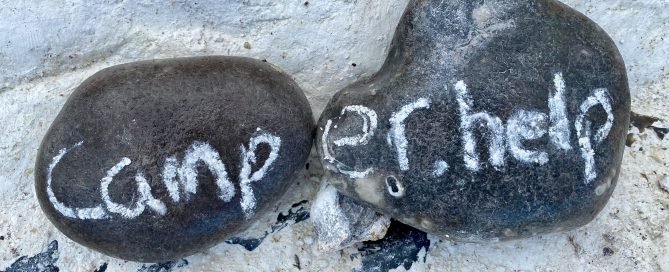 Reise-Wohnmobil-Daenemark-camper-help-geschreiben-auf-Steine