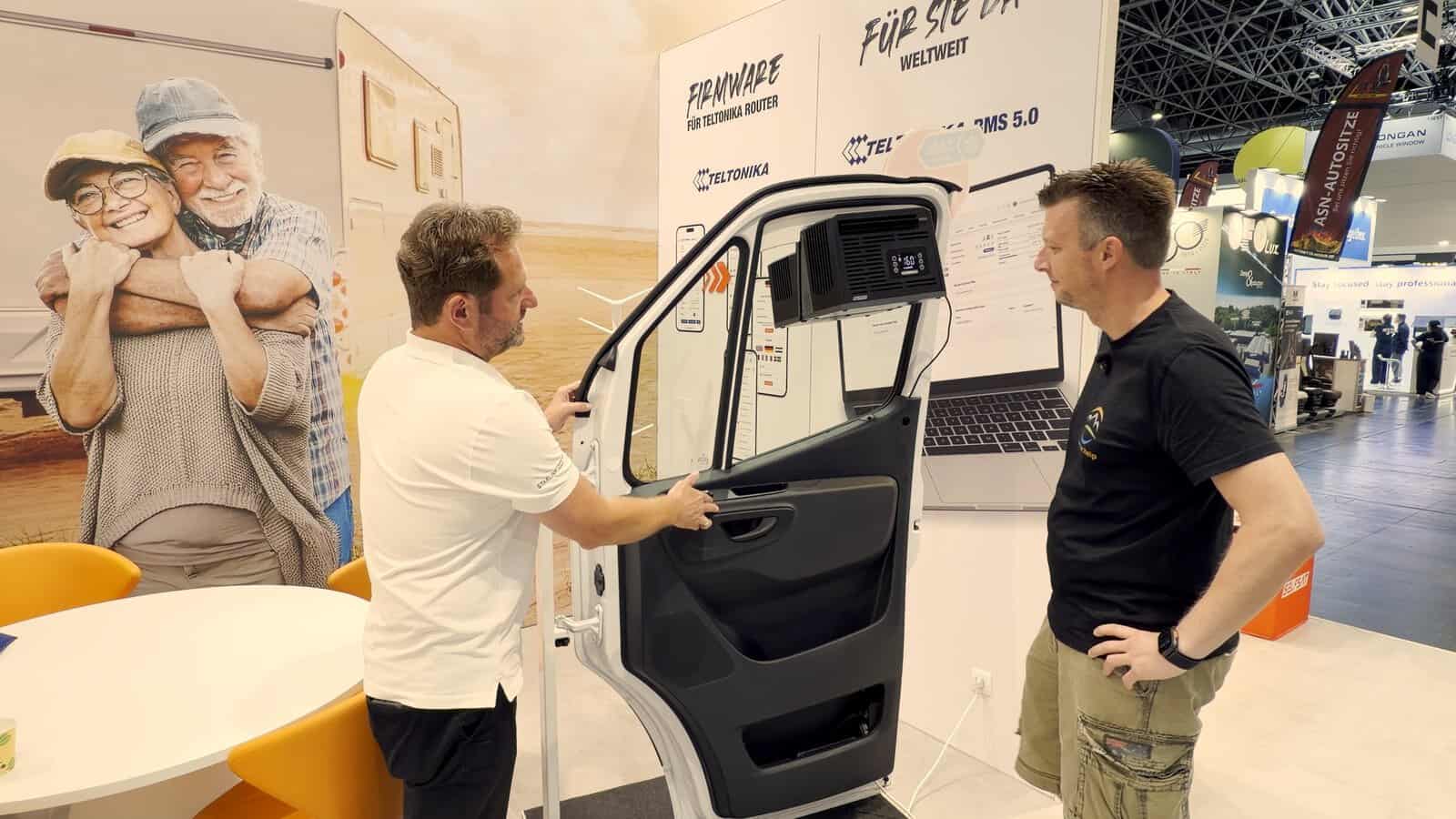 SELFSAT Aircon PAK 2400 Klimaanlage im Fenster der Fahrertuer Die Aircon PAK 2400 hängt im geöffneten Fenster einer Fahrzeugtür am SELFSAT-Stand