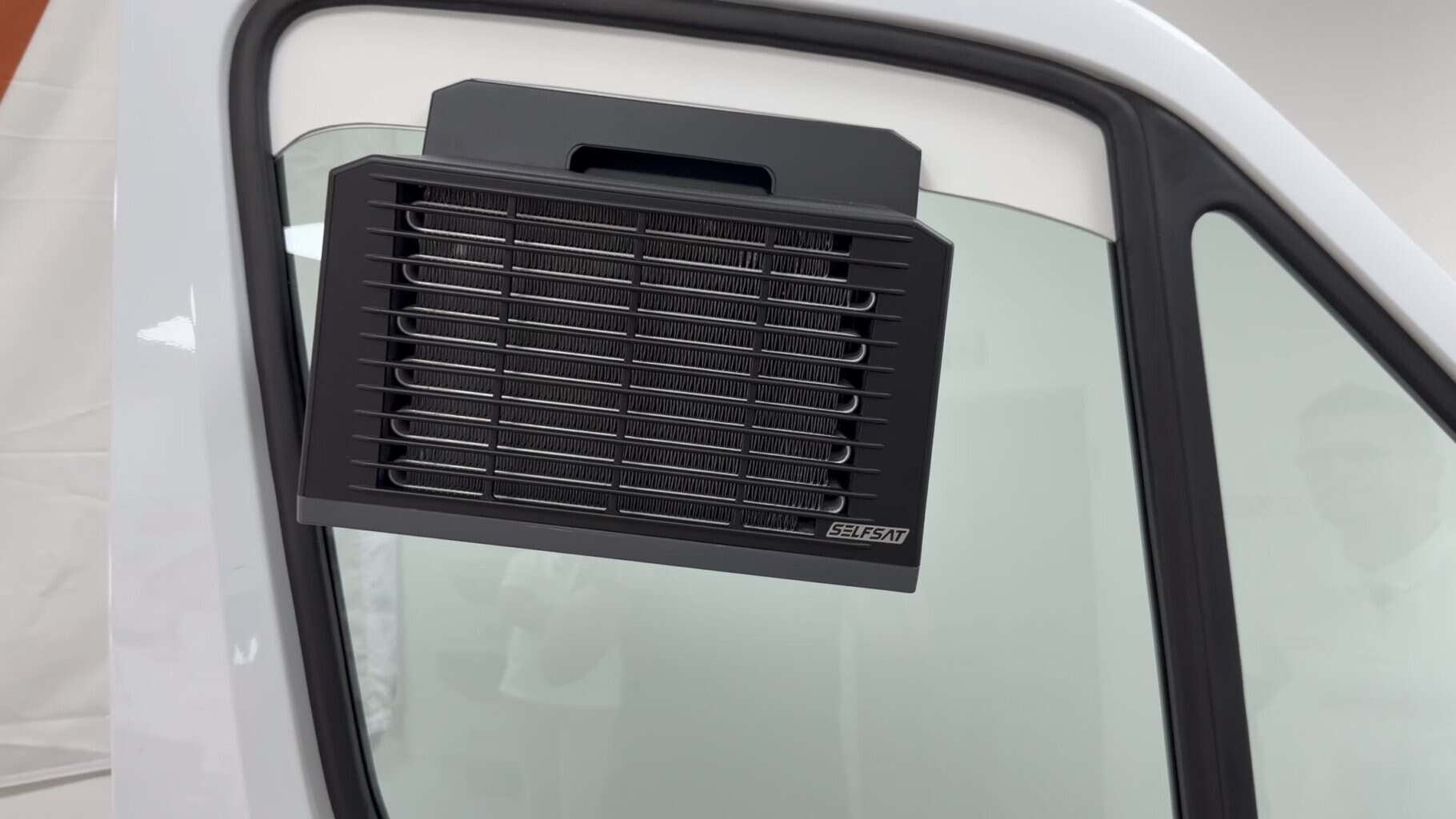SELFSAT Split Klimaanlage im Fenster eingehängt , SELFSAT Split Klimaanlage im Fenster eingehängt