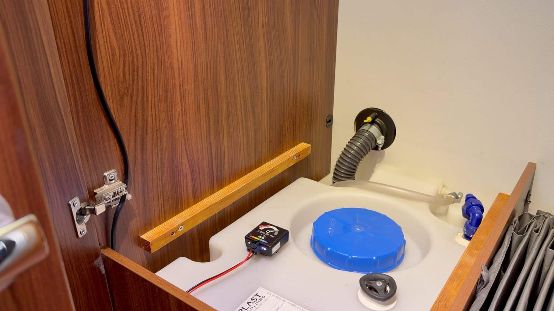 Schritt 1–Wassertank leeren , Schritt 1–Wassertank leeren